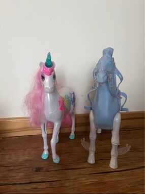 Frozen Elsa nock horse and Barbie horse